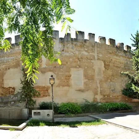 Old Cellar Surrounded By A 12th Century Parking Free Homestay *
